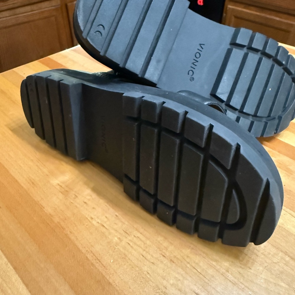 Vionic Alondra Lug Orthopedic Sandle - Picture 3 of 5